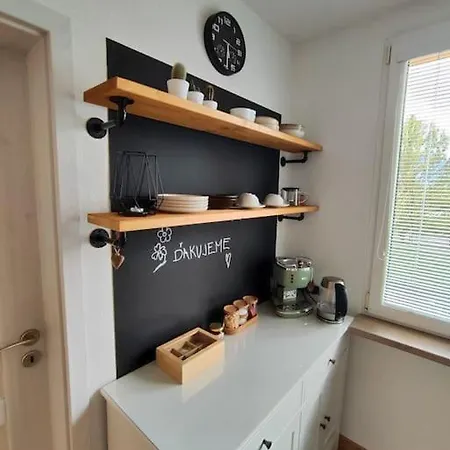 Apartman, *