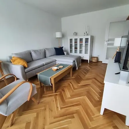 Apartman, Apartment *