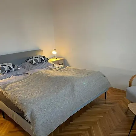 Apartment Apartman, *